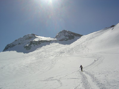 Pointe des Vignettes en vue. A sa droite la cabane. Le départ du couloir se fait à la selle à gauche au soleil.