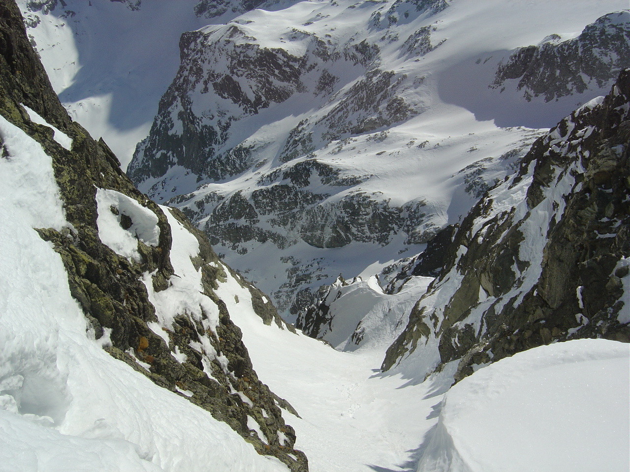 Au haut du couloir, vue plongeante sur le glacier de Vuibé