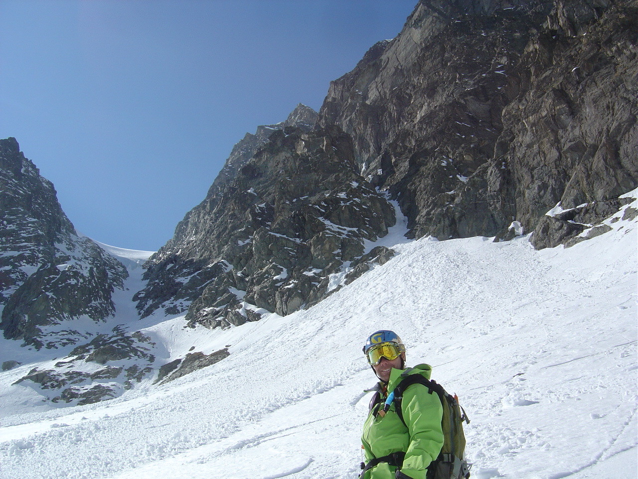 Couloir de la Cabane à gauche. On sort du couloir NW de la Pointe des Vignettes par la ligne au-dessus de Chrstophe.