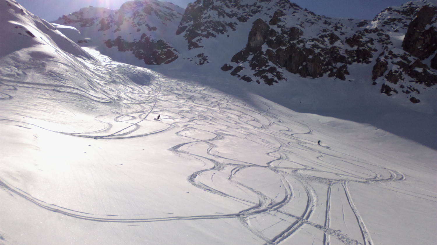 Poudreusede rêve dans le bas du glacier de Metail