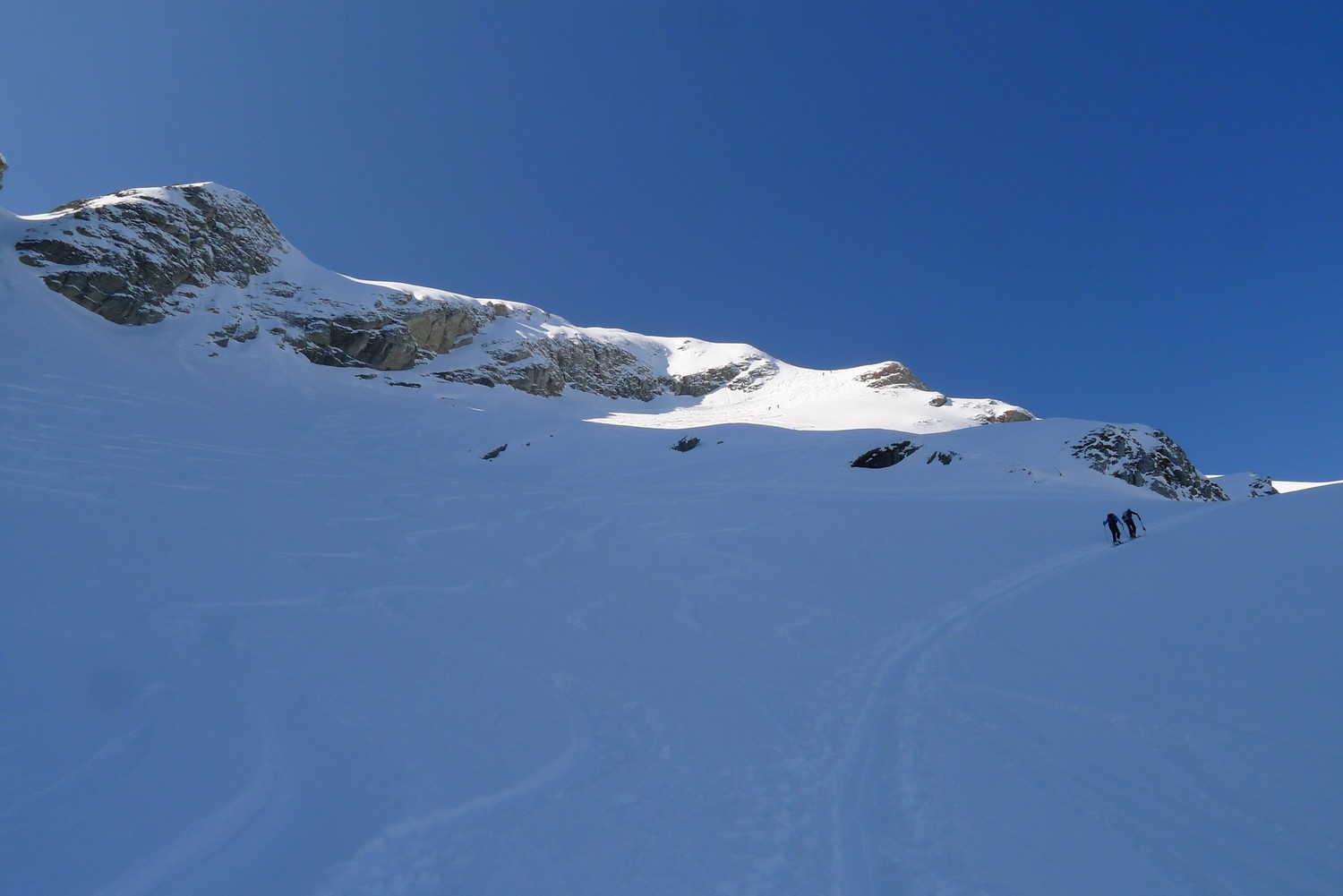La pente raide est en plein soleil