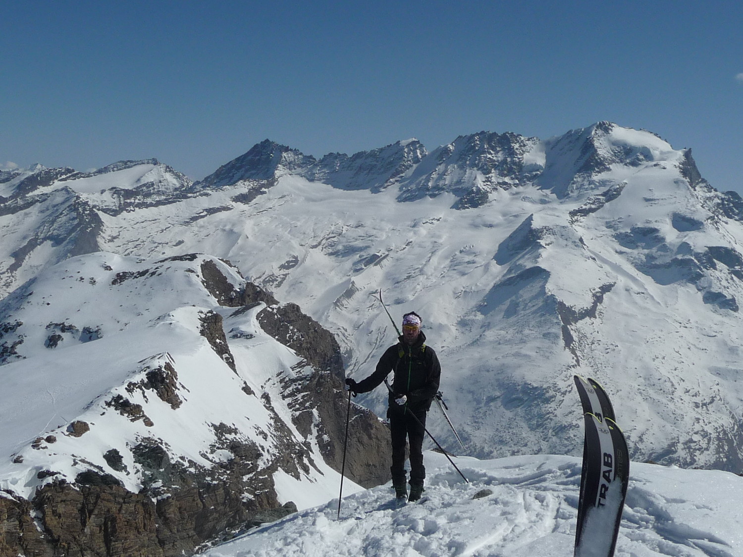 In punta con lo sfondo del Granparadiso