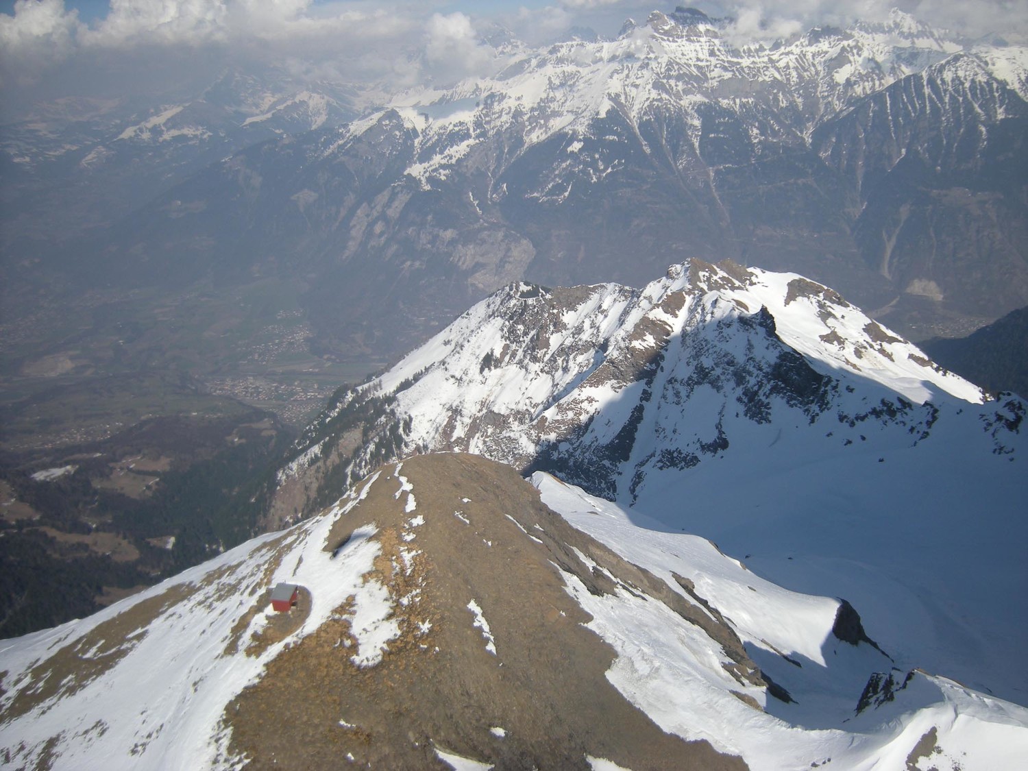 Le couloir des 3 Merles derrière la tête de Chalin et son refuge.