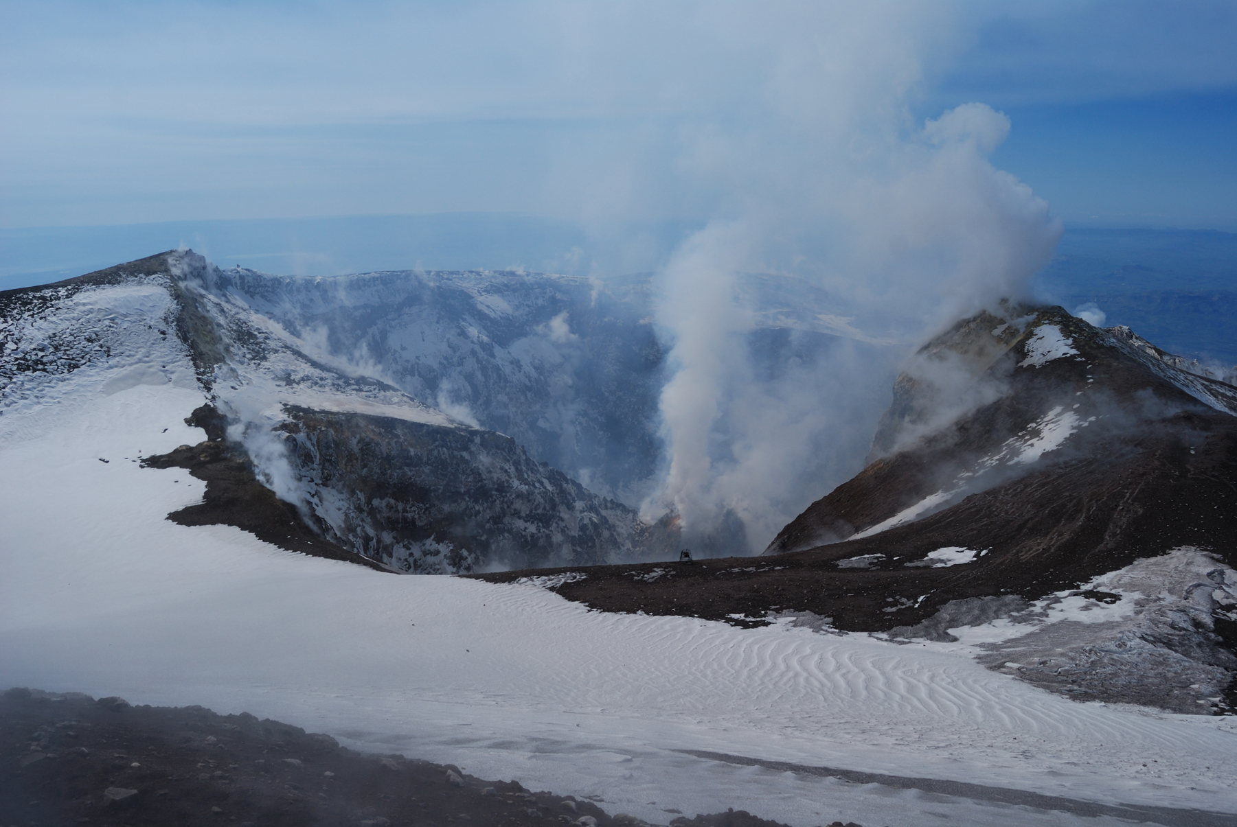 Etna: Dal Piano Provenzana al cratere di NE e discesa dal ...