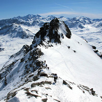 Piz Surparé; la crestina finale. Sullo sfondo l'anticima SE, 3060 m circa.