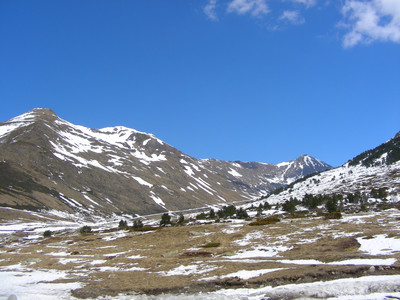 Le vallon d'en Garcia - il n'y a plus vraiment de neige en versant S Le vallon d'en Garcia - il n'y a plus vraiment de neige en versant S