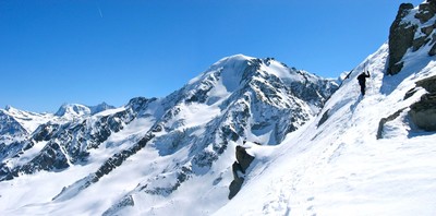 Arrivée au sommet de la Pointe de Boveire sur fond de Petit Combin