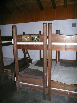 Refuge de l'Oule: dortoir. Refuge de l'Oule: dortoir.
