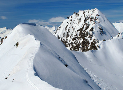 la quota più elevata del Piz Muttala (2965 m circa). Sulla destra il Piz Por 3028 m. la quota più elevata del Piz Muttala (2965 m circa). Sulla destra il Piz Por 3028 m.