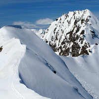 la quota più elevata del Piz Muttala (2965 m circa). Sulla destra il Piz Por 3028 m.