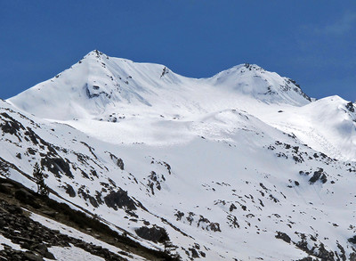 Piz Muttala; il versante settentrionale della montagna, ancor oggi parzialmente occupato da una porzione del Surettagletscher. Piz Muttala; il versante settentrionale della montagna, ancor oggi parzialmente occupato da una porzione del Surettagletscher.