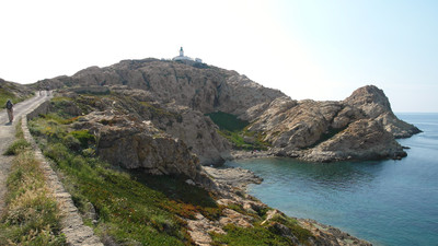 Ile Rousse, le site est au fond en haut de la pelouse