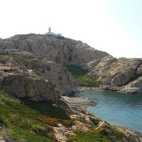 Ile Rousse, le site est au fond en haut de la pelouse