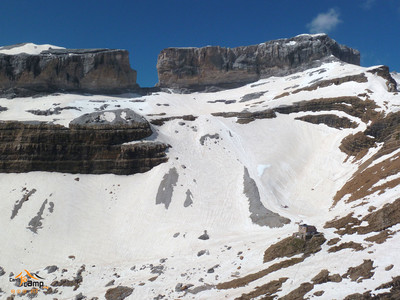 Brèche de Roland et refuge des Sarradets vu du pic des Sarradets