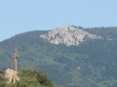 Le roc Fouirous depuis Saint Jean d'Albère Le roc Fouirous depuis Saint Jean d'Albère
