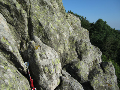 Le Roc Fouirous en dehors des voies équipées… il faut dire que l'escalade reste très facile, il y a des prises partout ! Le Roc Fouirous en dehors des voies équipées… il faut dire que l'escalade reste très facile, il y a des prises partout !