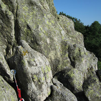 Le Roc Fouirous en dehors des voies équipées… il faut dire que l'escalade reste très facile, il y a des prises partout !