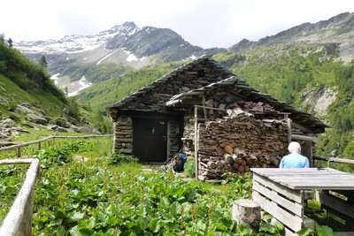 Alpe di Giümalia: cabane aménagée récemment. 1807m.