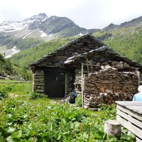 Alpe di Giümalia: cabane aménagée récemment. 1807m.