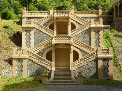 Usine des Vernes : escalier entre la cour et le jardin Usine des Vernes : escalier entre la cour et le jardin