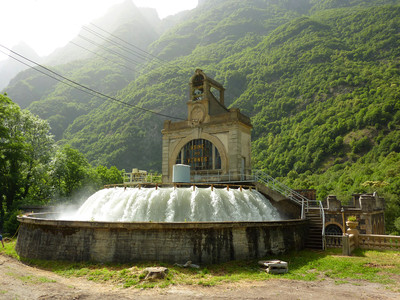 Usine des Vernes : petite fontaine dans un petit jardin à la française Usine des Vernes : petite fontaine dans un petit jardin à la française