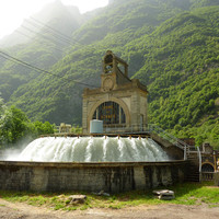 Usine des Vernes : petite fontaine dans un petit jardin à la française