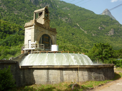 Usine des Vernes : fontaine du trop-plein de la chambre de mise en charge Usine des Vernes : fontaine du trop-plein de la chambre de mise en charge
