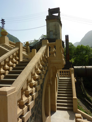 Usine des Vernes : escalier et clocheton Usine des Vernes : escalier et clocheton