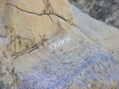 Rocca la Meja - L'inscription au pied de la voie DOWN