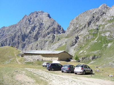 Le parking des grandes au N du Gruppo Castello - Provenzale Le parking des grandes au N du Gruppo Castello - Provenzale