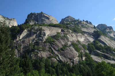 la voie passe sous le gros toit bien reconnaissable la voie passe sous le gros toit bien reconnaissable