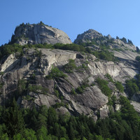 la voie passe sous le gros toit bien reconnaissable