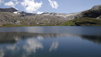 Lac Miserin et la pointe du lac Gelé au centre à l'horizon Lac Miserin et la pointe du lac Gelé au centre à l'horizon