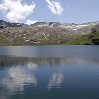 Lac Miserin et la pointe du lac Gelé au centre à l'horizon