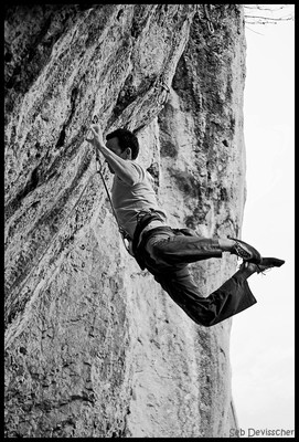 Un grimpeur perd les pieds dans Twin Pitch, 8b Un grimpeur perd les pieds dans Twin Pitch, 8b