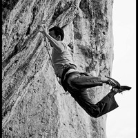 Un grimpeur perd les pieds dans Twin Pitch, 8b