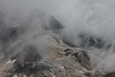 Triglavski Dom depuis le sommet du Triglav Triglavski Dom depuis le sommet du Triglav