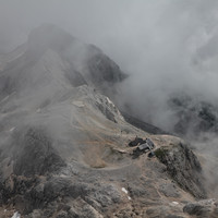 Triglavski Dom depuis le sommet du Triglav