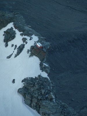 Bivouac Biagio Musso vu depuis l'arête du Meitin Bivouac Biagio Musso vu depuis l'arête du Meitin