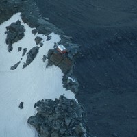 Bivouac Biagio Musso vu depuis l'arête du Meitin