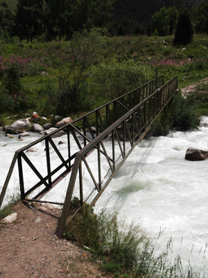 Pont sur le torrent d'Ala-Archa avant la vallée d'Adyghene