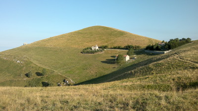 Monte Linzone in veste estiva. Monte Linzone in veste estiva.