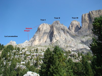 Les tours de Sella vues en montant de Canazei Les tours de Sella vues en montant de Canazei