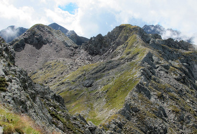 Cima Fraitina. Dai pressi della quota 2537m; da sin. la quota 2597 m e la quota 2567 m. 