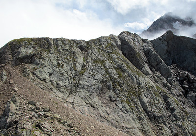 Cima Fraitina; dalla quota 2567 m è ben visibile il versante NW della maggiore delle quote (2597 m).