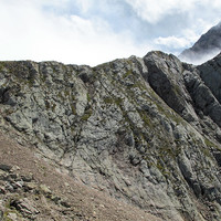 Cima Fraitina; dalla quota 2567 m è ben visibile il versante NW della maggiore delle quote (2597 m).