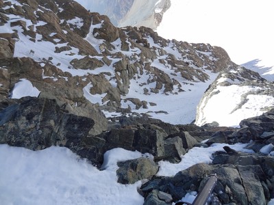 la petite traversée en rocher en haut du couloir de droite la petite traversée en rocher en haut du couloir de droite