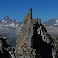 Un gendarme fra il Pizzo Gallina e il  Mittaghorn con  il Finsteraahorn 4274m e lo Schreckhorn 4078m a destra