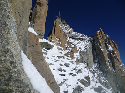 Granit bien recouvert de neige Granit bien recouvert de neige