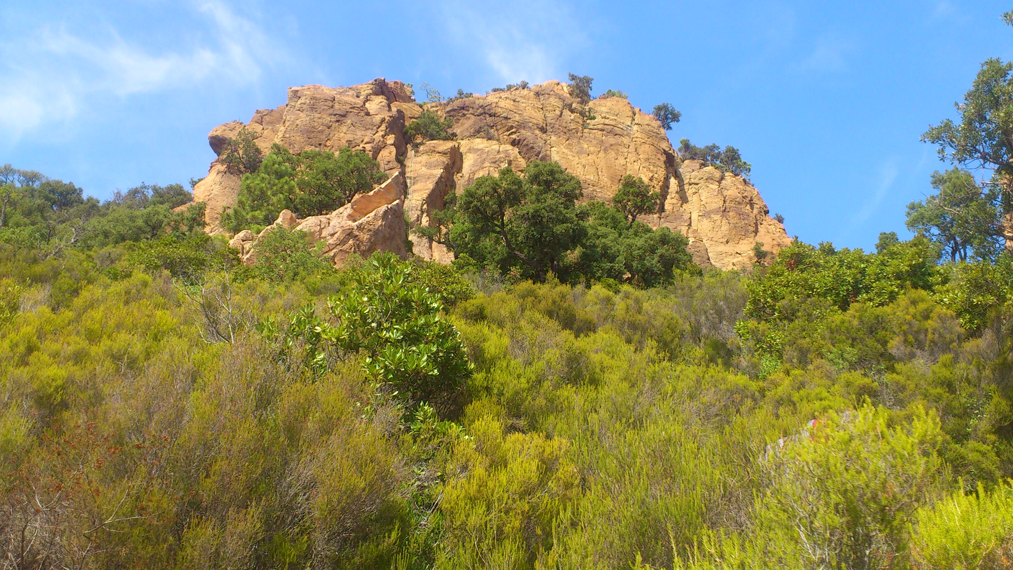 Le rocher depuis le sentier d'accès